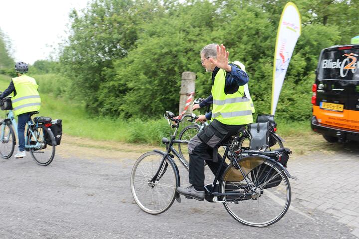 Fietsers met hesjes vertrekken