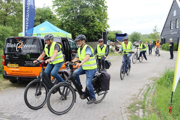 Fietsers vertrekken bij opening Doortraproute