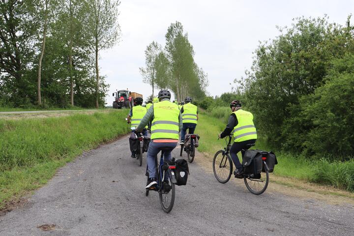 Fietsers met hesjes op de rug gezien