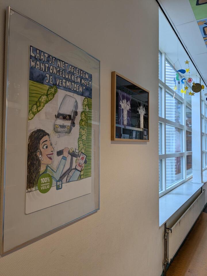 winnende poster hangt op bij de school
