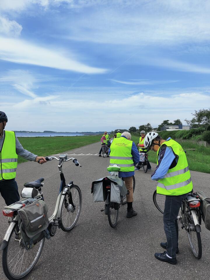 Deelnemers aan Doortrapdag Noord-Beveland met hesjes bij begin fietstocht