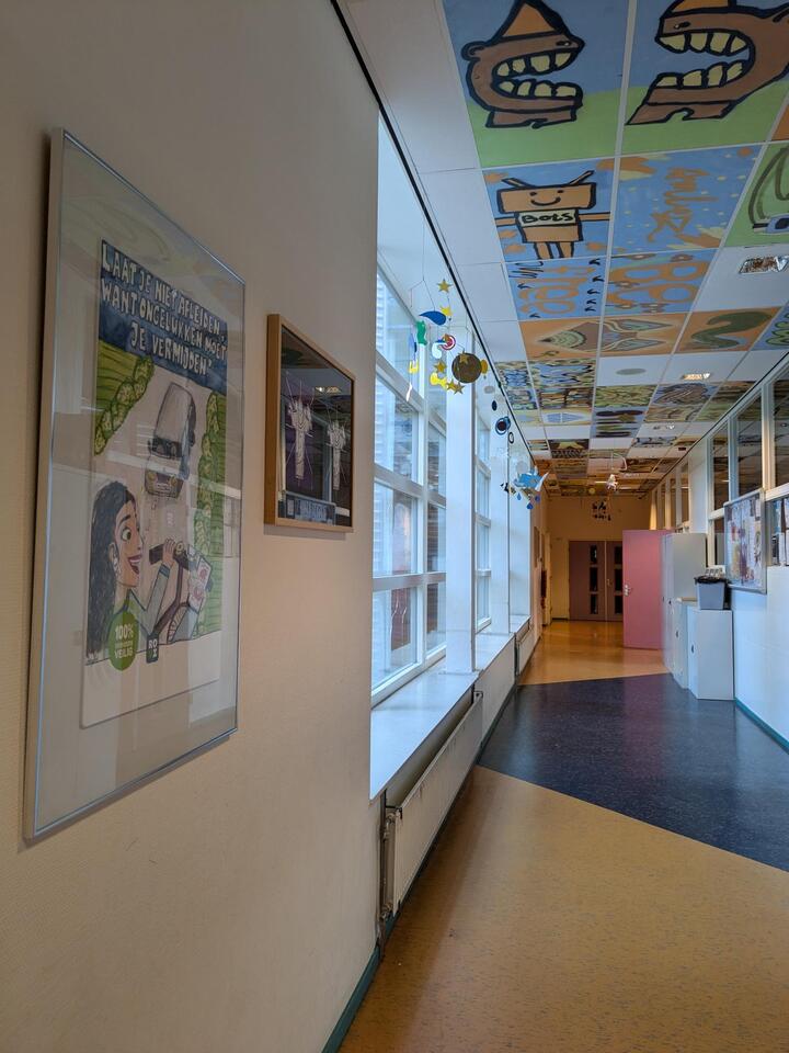 Winnende poster in galerij op school Hulst