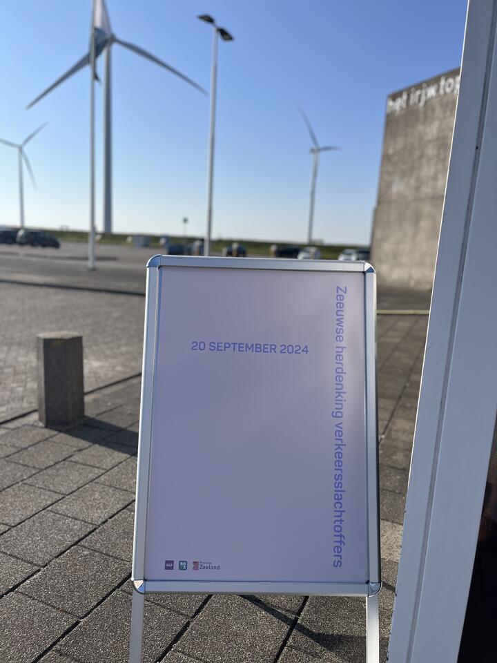bijeenkomst bord herdenking 