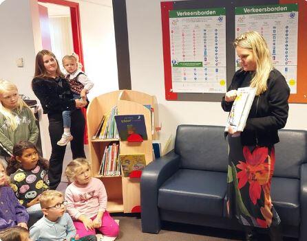 Kinderen kijken naar labelbord ZVL