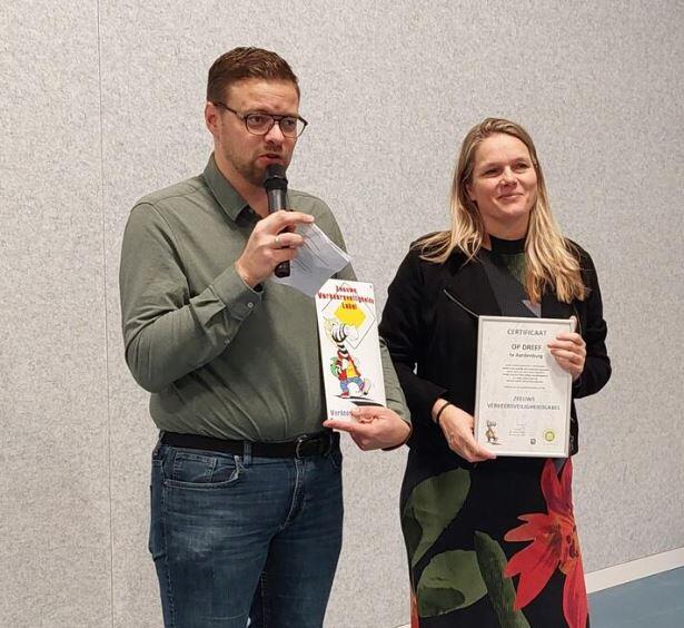 Wethouder en directeur bij labeluitreiking