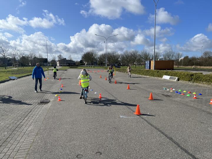 kinderen op fiets met gedeputeerde