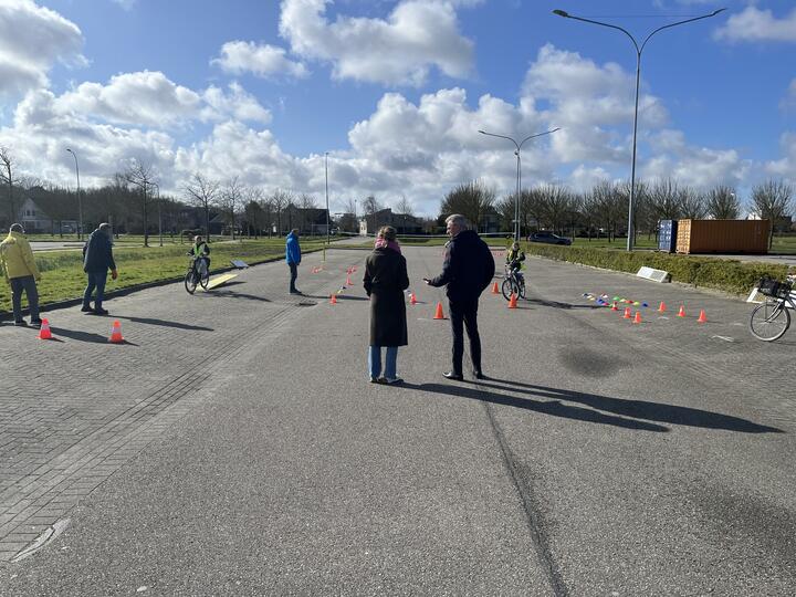 kinderen op fiets met gedeputeerde
