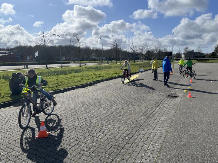 kinderen op fiets met gedeputeerde