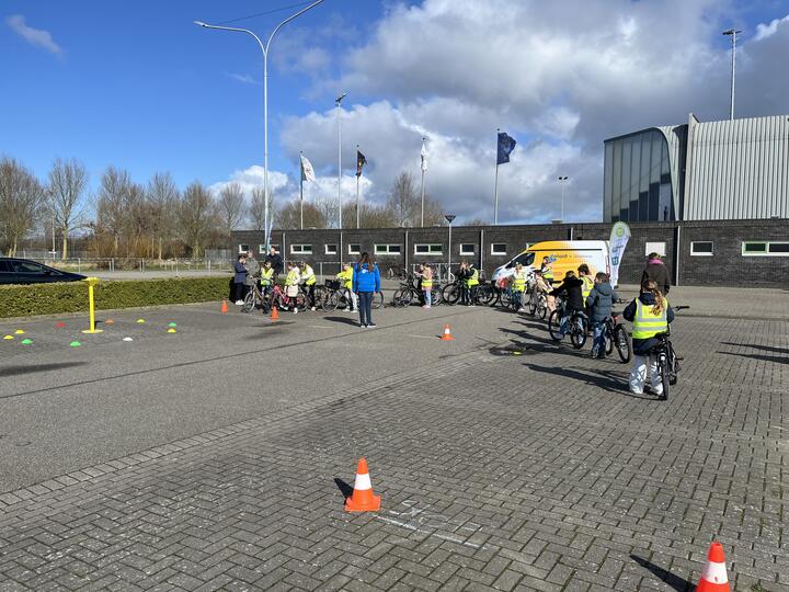 kinderen op fiets met gedeputeerde