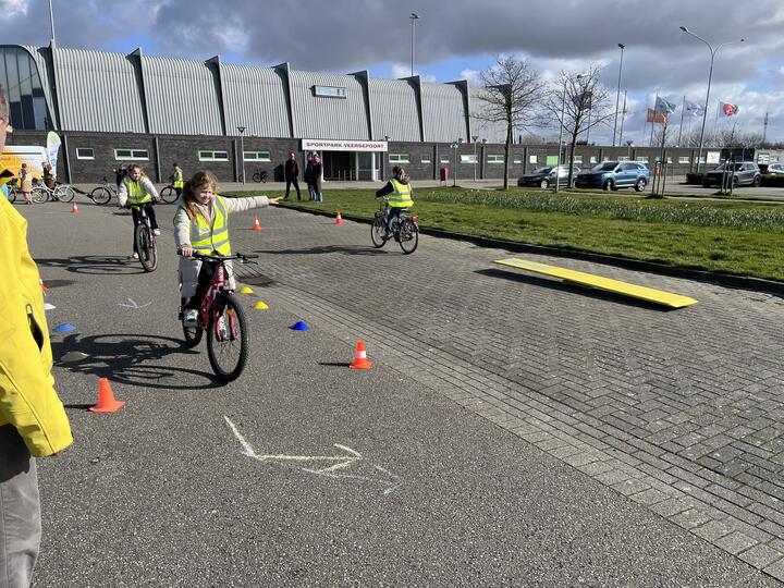 kinderen op fiets met gedeputeerde