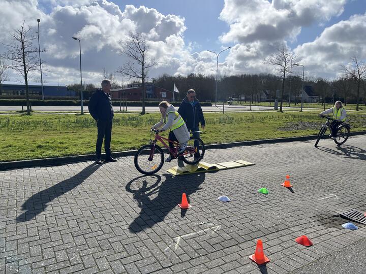 kinderen op fiets met gedeputeerde