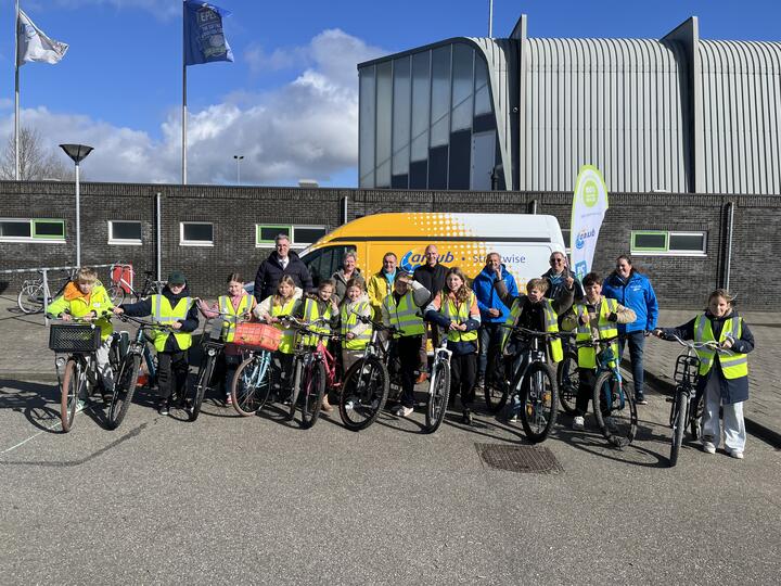 kinderen op fiets met gedeputeerde