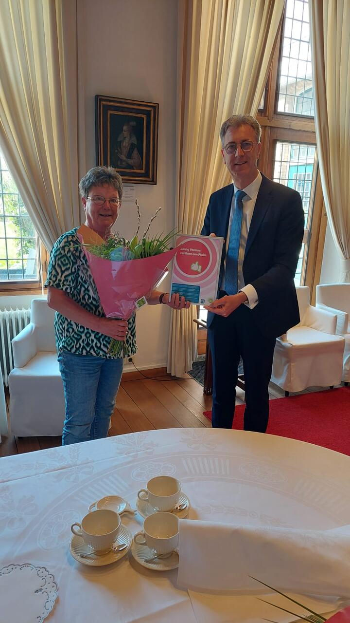 Gedeputeerde deelt pluim uit