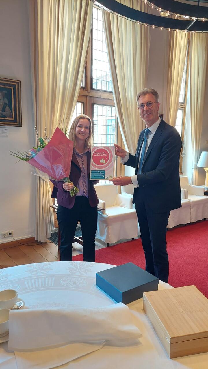 Gedeputeerde en ontvangers ROVZ pluim gezamelijk op de foto