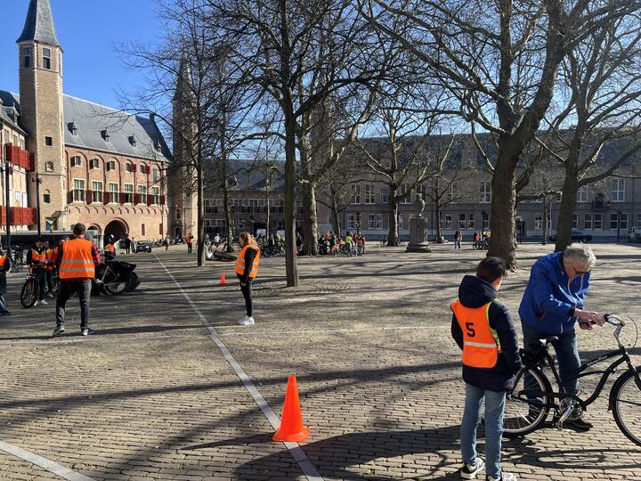 Drukte op het abdijplein tijdens verkeersexamens
