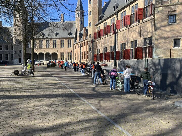 Leerlingen in de rij op het abdijplein om deel te nemen aan het verkeerswexamen