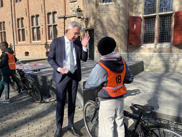 Gedeputeerde van der Maas spreekt met leerling