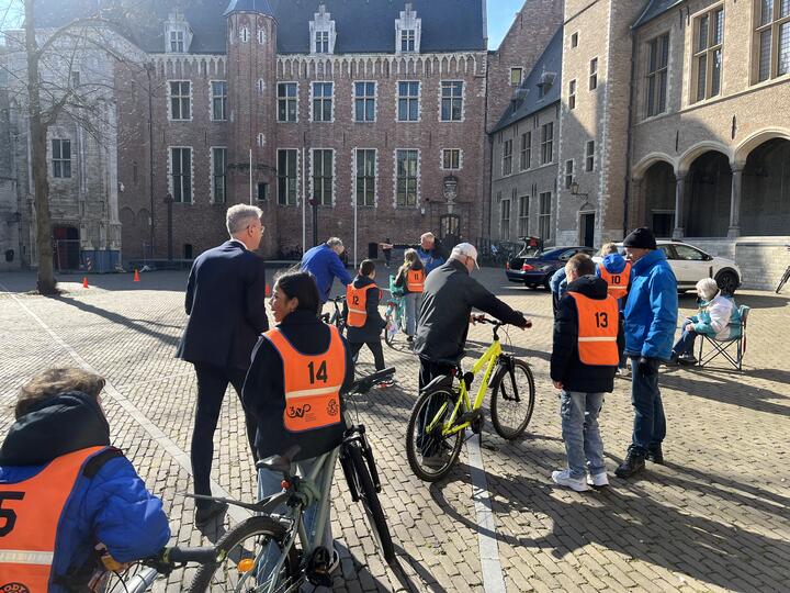 Deelnemers verkeersexamen op het abdijplein