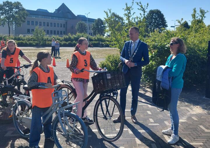 Burgemeester Cees van den Bos beocht het verkeersexamen