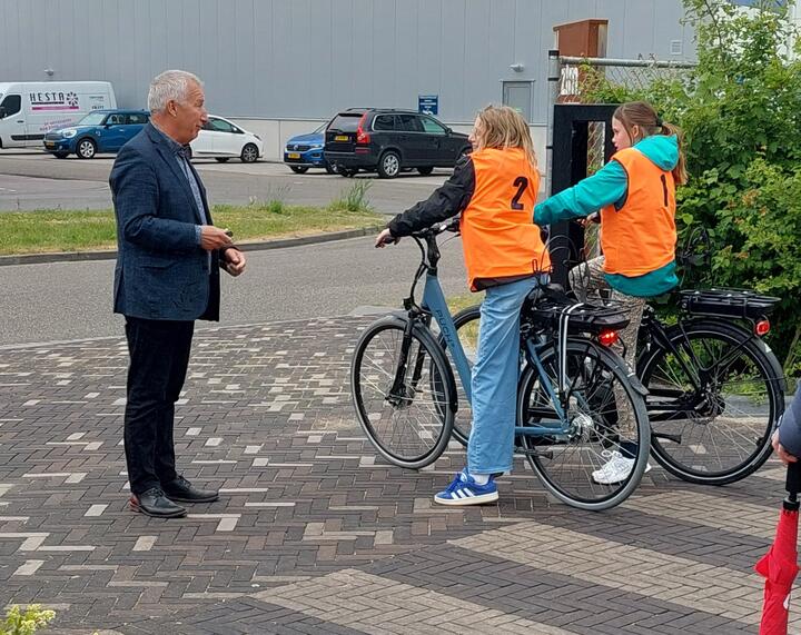 Wethouder Arno Witkam bezoekt verkeersexamen