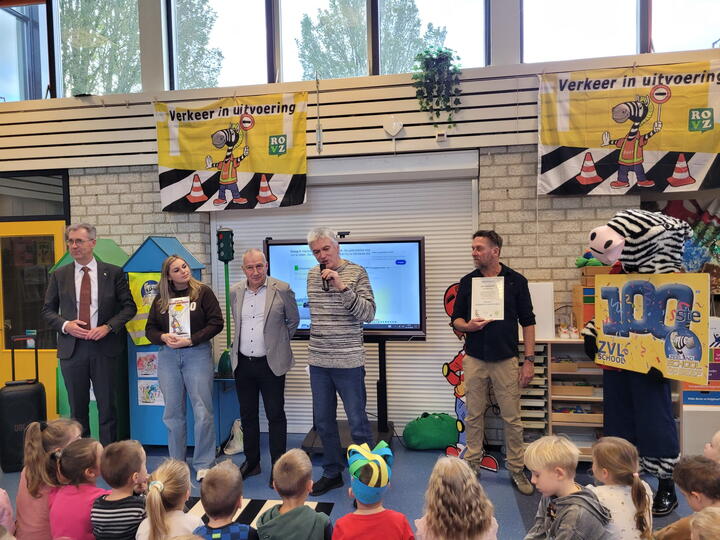Gedeputeerde en wethouder bij de 100ste labeluitreiking