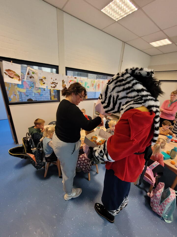 Zebra Seef en leerlingen in de klas