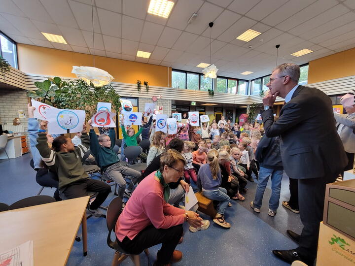 Gedeputeerde en leerlingen