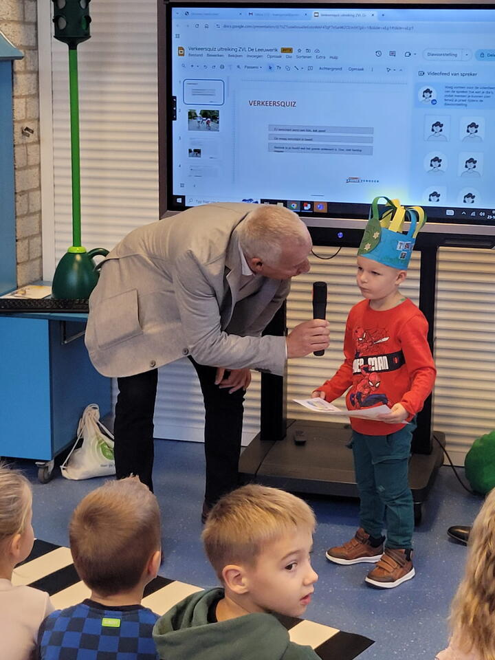 Wethouder Arno witkam vraagt iets een aleerling