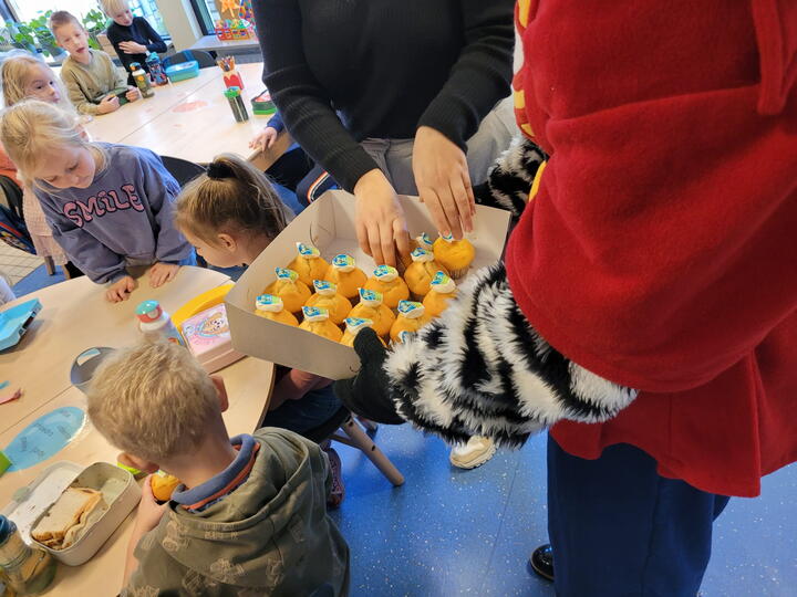 Cupcakes uitdelen aan leerlingen