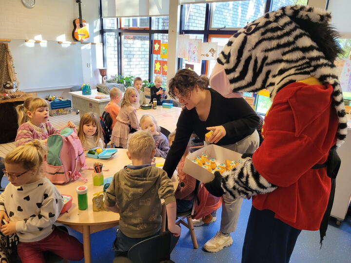 Leerlingen krijgen een traktatie