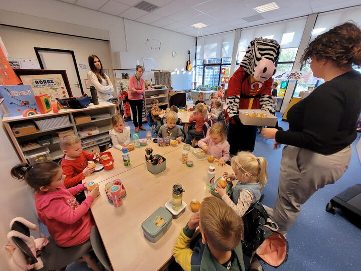 Er wordt een traktatie uitgedeeld aan leerlingen