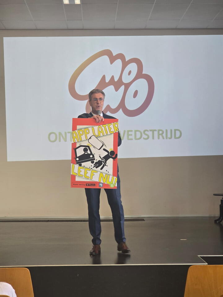 Prijswinnaar met winnende poster MONO campagneposterwedstrijd
