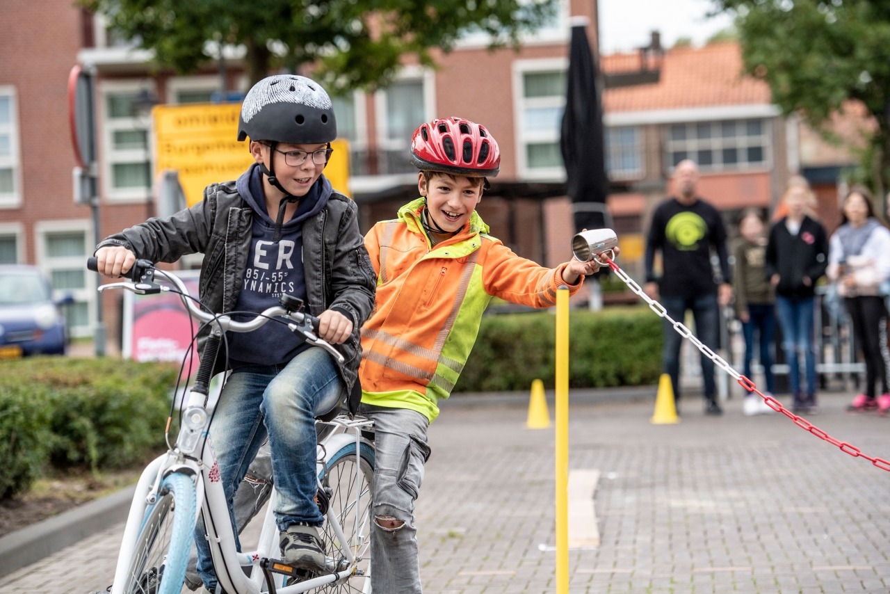 Leerlingen basisschool met fiets op oefenparcours