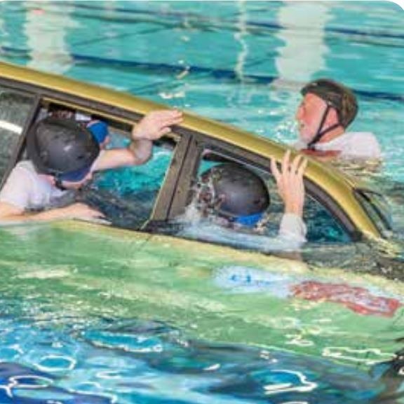 deelnemers training in auto te water 