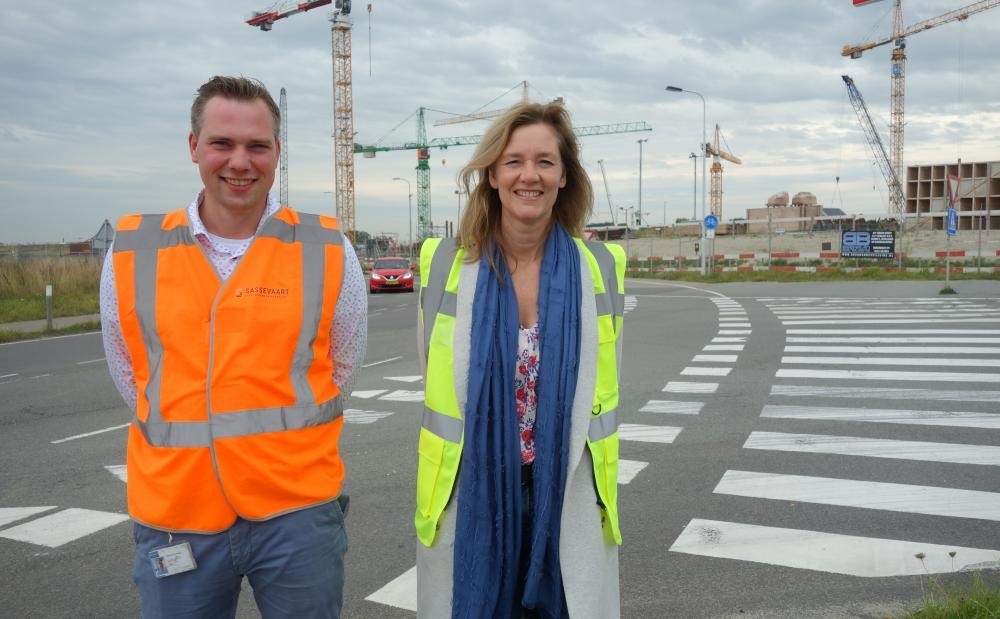 Sassevaart - omgevingsmanager Nancy Vinke en Veiligheid coördinator uitvoering Maurits Overweg op terrein Nieuwe Sluis Terneuzen
