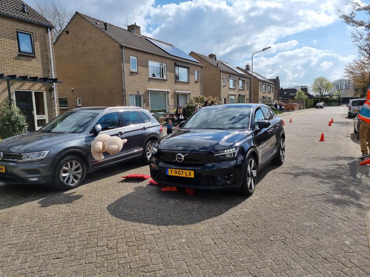 Knuffelbeer vliegt door de lucht na aanrijding met auto tijdens remwegdemonstratie