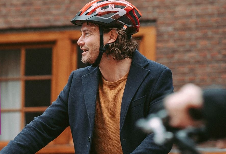 Man met fietshelm