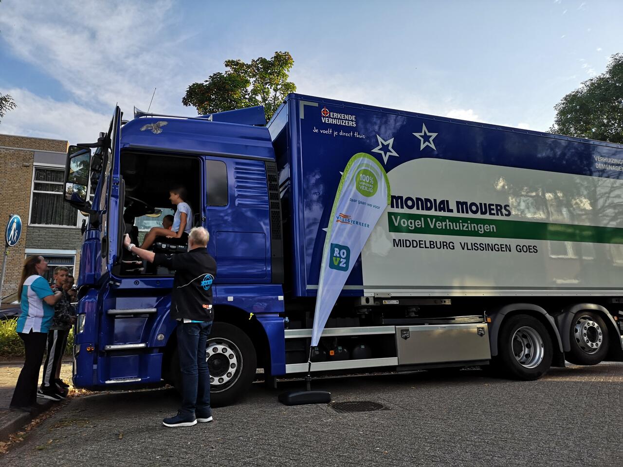 Kinderen krijgen les over dode hoek bij vrachtwagen 