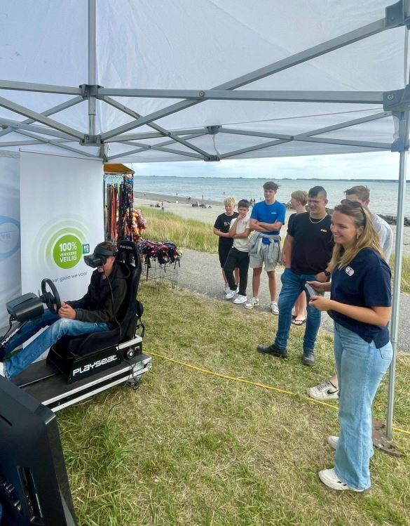 Jongen in 3D tripping car met toeschouwers op Higland Games