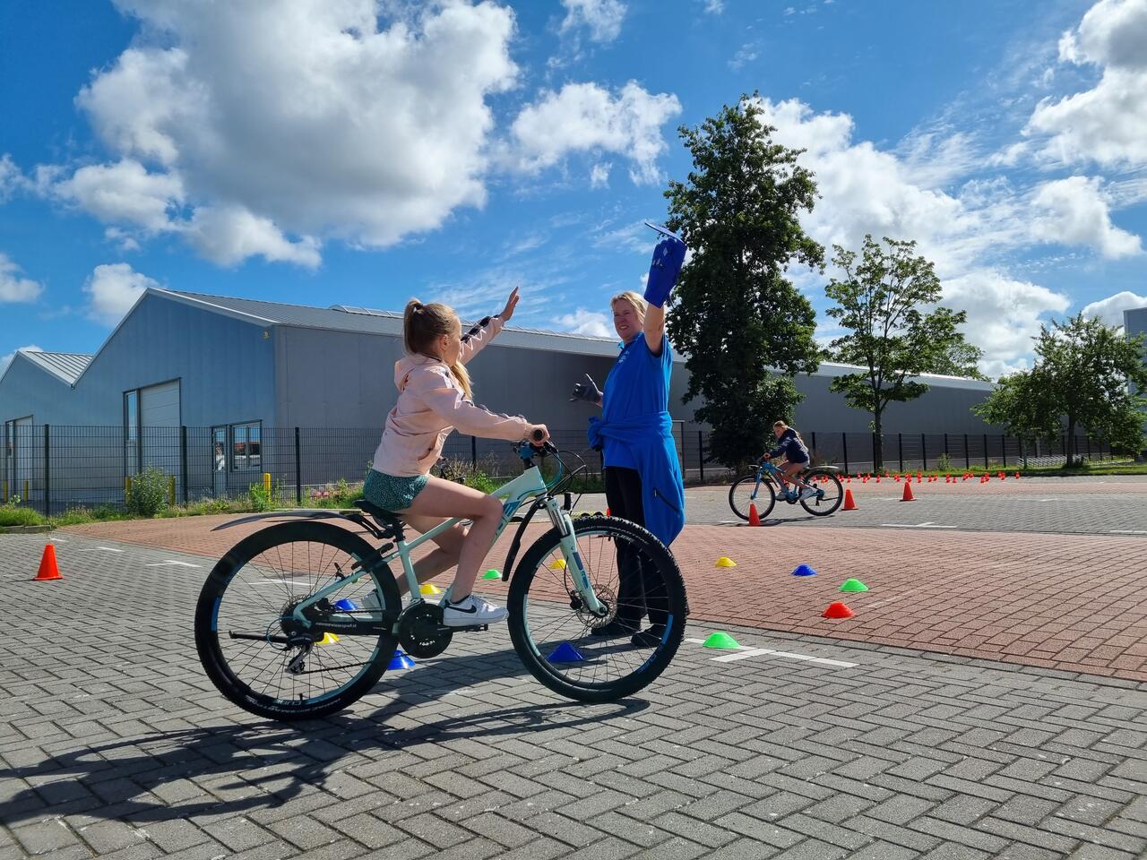 Leerlinge ninstructeur ANWB Fietsmasters tijdens oefening