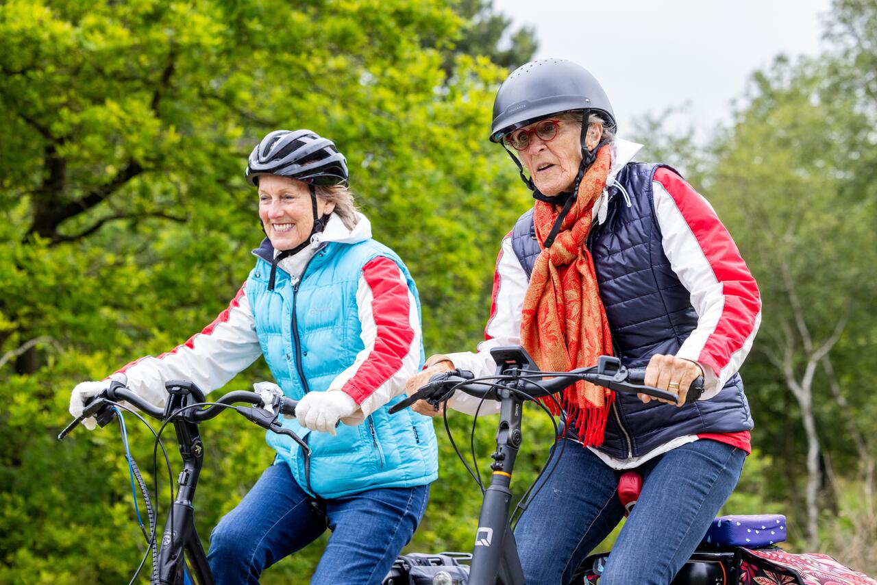 Twee dames met fietshelm tijdens fietstocht