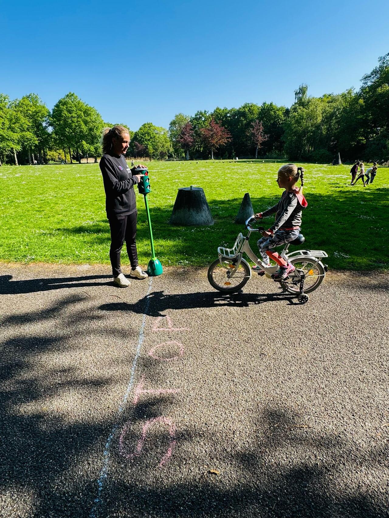 Kleuter krijgt uitleg bij veilig en zelfstandig leren fietsen Middelburg
