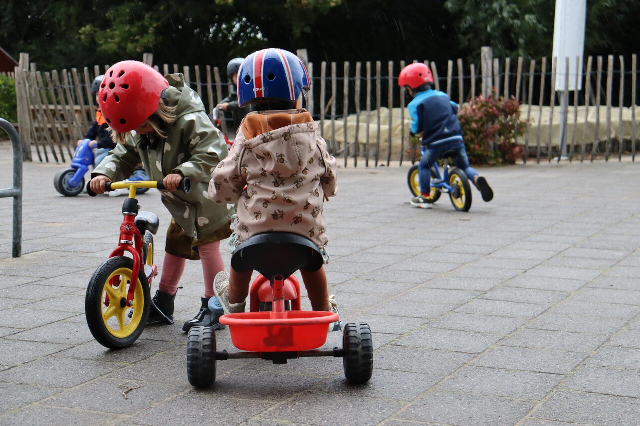 Peuters op driewielers en loopfiets