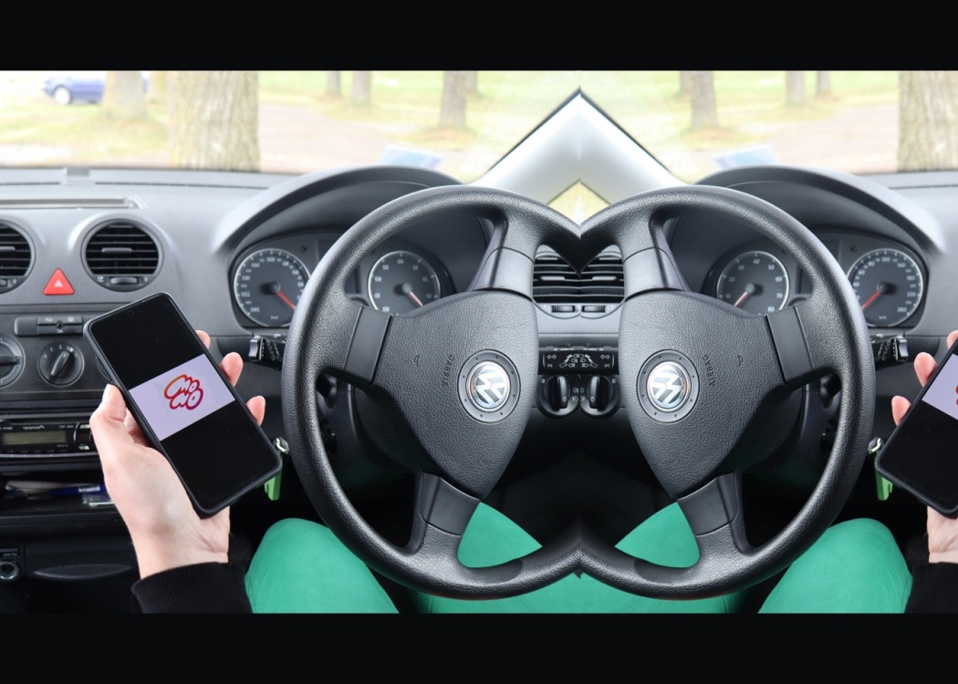 Afbeelding van telefoon achter stuur auto