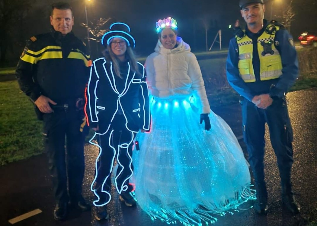 Politie en BOA poseren met Lempke on tour
