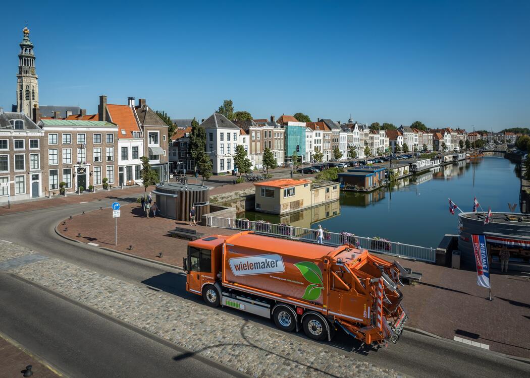 Electrische vuilnisauto Wielemaker B.V. vanuit de lucht te zien