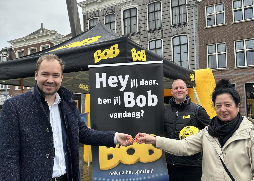 Wethouder bij BOB sport banner bij aftrap in Goes