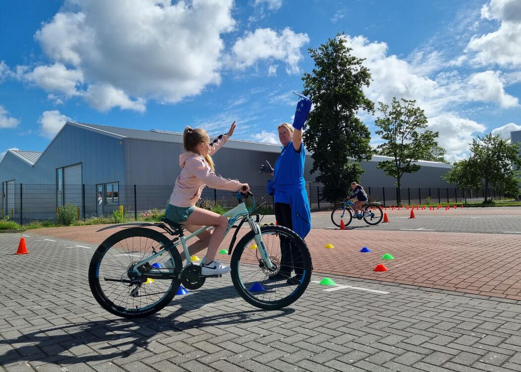Leerlinge ninstructeur ANWB Fietsmasters tijdens oefening