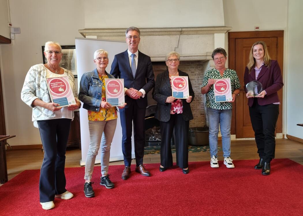 Gedeputeerde en ontvangers ROVZ pluim gezamelijk op de foto