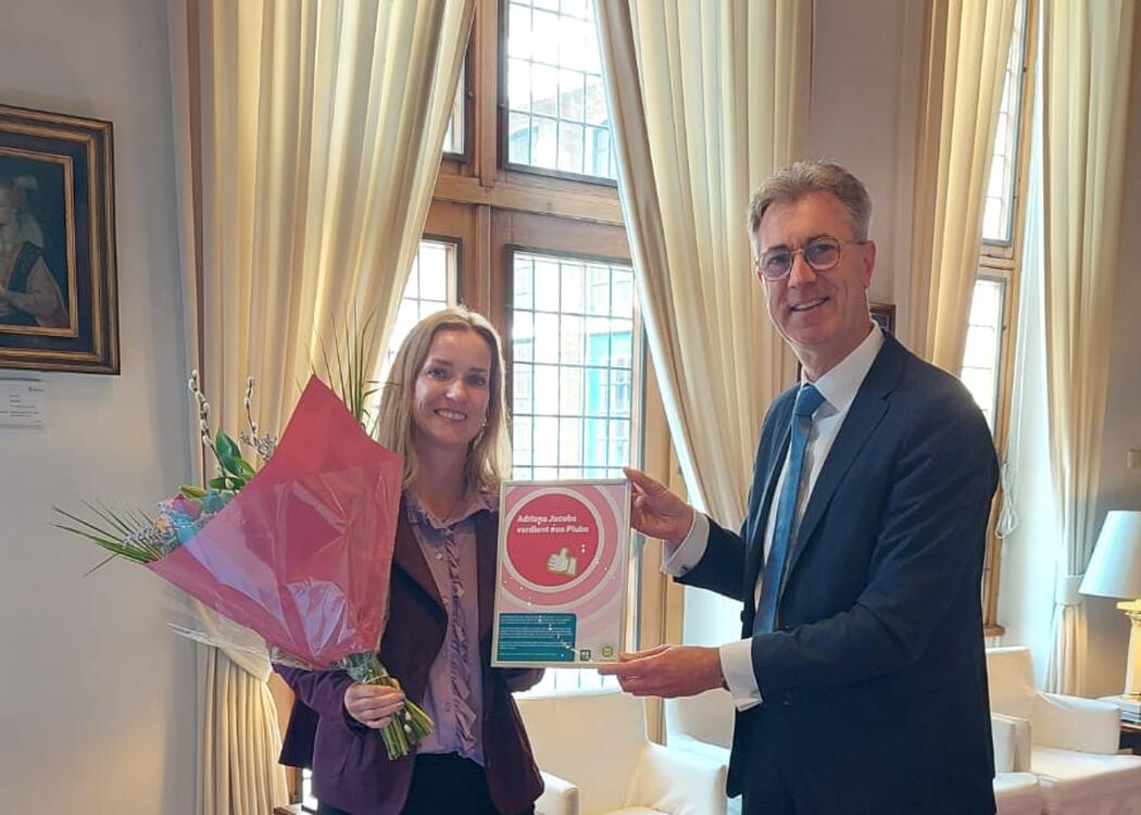 Gedeputeerde overhandigt ROVZ pluim aan Adriana Jacobs